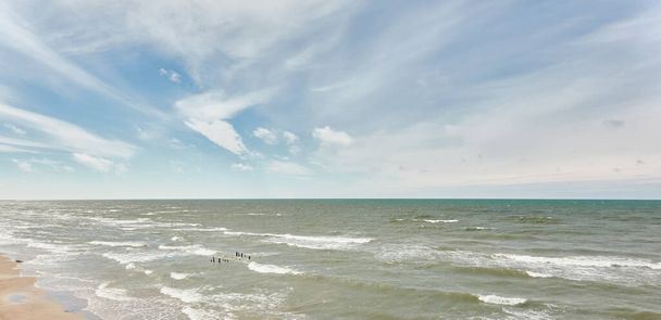 Vista panorámica de la orilla del mar Báltico en un soleado día de verano. Luz solar suave. Paisaje marino idílico. Naturaleza, medio ambiente, vacaciones, ecoturismo, exploración de conceptos - Foto, Imagen