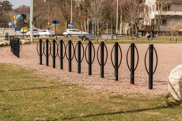 Fila de postes de estacionamiento de bicicletas junto a un parque. - Foto, imagen
