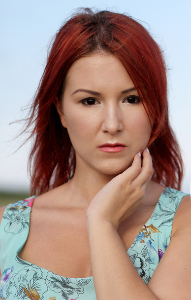 Kızıl saçlı kız yaz güneş ışığı ve sakin Rüzgar zevk - Fotoğraf, Görsel
