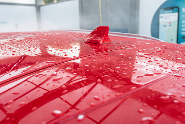 Gotas de água no telhado de um carro vermelho recém-lavado. - Foto, Imagem