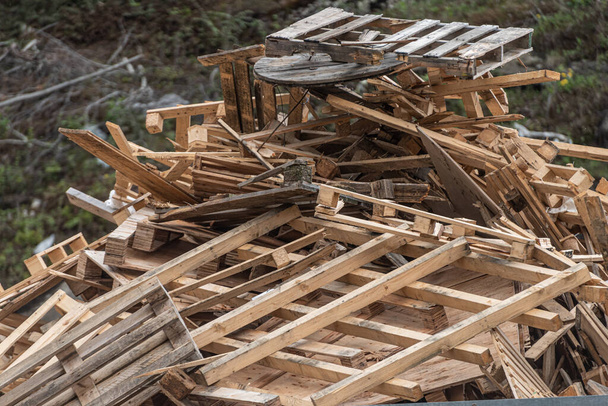 Γκέτεμποργκ, Σουηδία - 16 Μαΐου 2021: Καταστράφηκαν ξύλινες παλέτες σε χωματερή. - Φωτογραφία, εικόνα