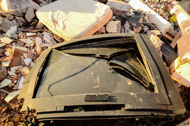Broken Black Television Abandoned in the Desert - Foto, immagini