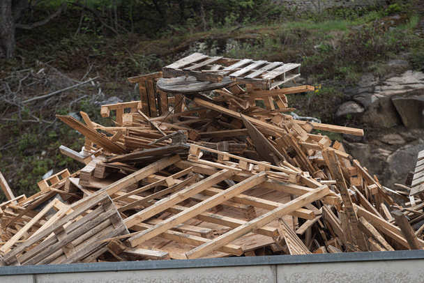Destroyed wooden pallets at a landfill. - Foto, Imagen