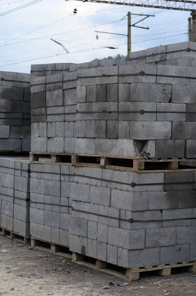 Witte baksteen voor de bouw. Op pallets gestapelde asblokken werden aangekocht voor de bouw van een landhuis. - Foto, afbeelding