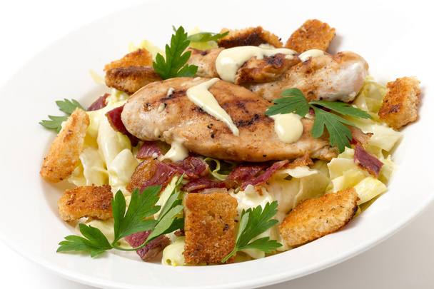 Hühnchen-Cäsar-Salat, Seitenansicht - Foto, Bild