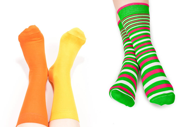 Желтые и оранжевые носки на женской ноге изолированы на белом фоне
. - Фото, изображение