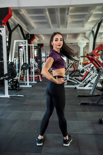 junge Frau erholt sich nach dem Sport im Fitnessstudio, Sport als aktiver Lebensstil - Foto, Bild