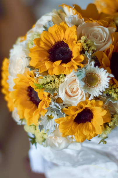 Bouquet of sunflowers and white roses - 写真・画像