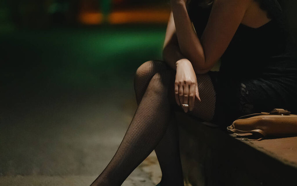 Női prostituált cigarettával az utcán. - Fotó, kép
