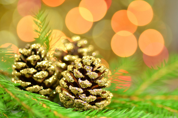 Weihnachtsdekoration, goldene Zapfen vor Bokeh-Hintergrund - Foto, Bild
