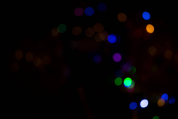 Abstracte bokeh licht effecten op de nacht. Zwarte achtergrond met kleurrijke lichteffecten. achtergrond met Blur bokeh effecten. Abstracte achtergrond textuur   - Foto, afbeelding