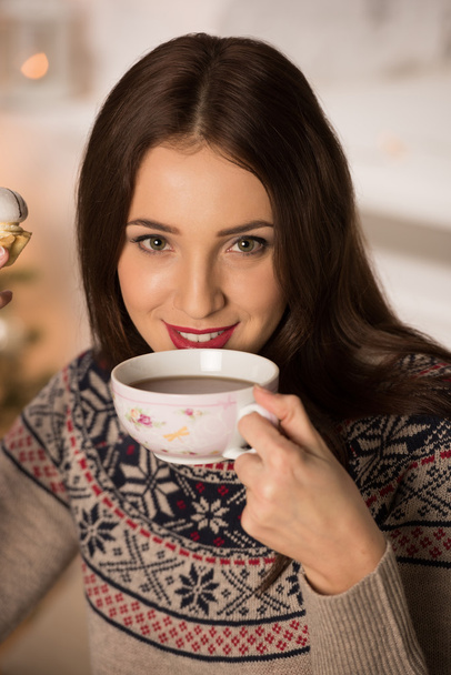 Woman drinking tea near - Zdjęcie, obraz