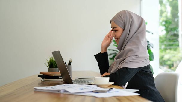 Asyalı Müslüman el sallayan webinar merkez ofisteki konferans videosuyla iletişim kuruyor. Evden, sosyal mesafeden, korona virüsünü karantinadan uzak tutmak - Fotoğraf, Görsel