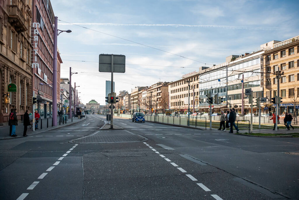 Some people crossing the street in Mannheim, Germany - Φωτογραφία, εικόνα
