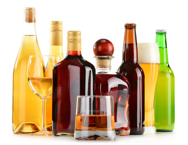 Bouteilles et verres de boissons alcoolisées assorties sur blanc
 - Photo, image
