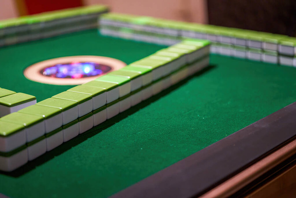 Un primo piano di un tavolo da mahjong automatizzato - Foto, immagini