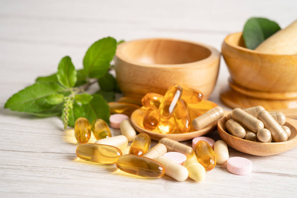 Alternatieve geneeskunde kruiden organische capsule drug met kruiden blad natuurlijke supplementen voor een gezond goed leven. - Foto, afbeelding