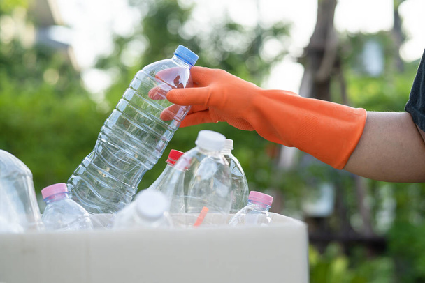 Ázsiai nő önkéntes hordoz víz műanyag palackok kukába szemét a parkban, újrahasznosítás hulladék környezet ökológia koncepció. - Fotó, kép