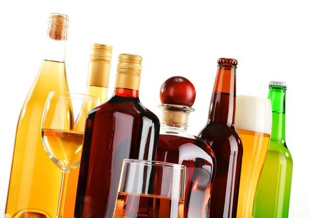 Palackok és poharak válogatott alkoholos italok felett fehér - Fotó, kép