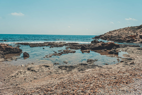 Скелястий пляж Каталонії (Іспанія). - Фото, зображення