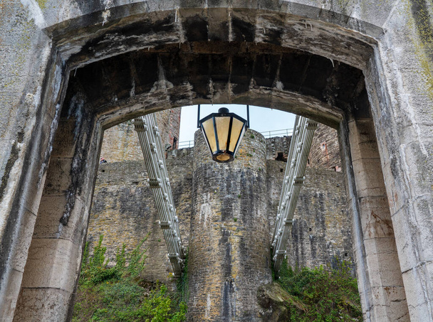 Историк Томас Телфорд подвесный мост, ведущий к древнему замку в Конуи Северный Уэльс - Фото, изображение