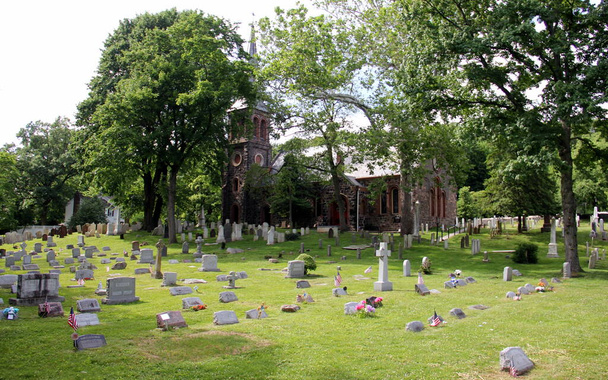 Cimetière ensoleillé de l'église St. Andrew's, église épiscopale historique, du côté nord de la ville historique de Richmond, Staten Island, NY, États-Unis - 10 juin 2022 - Photo, image