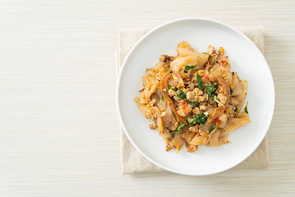 Stir-fried noodle with minced chicken and basil - Asian food style - Foto, immagini