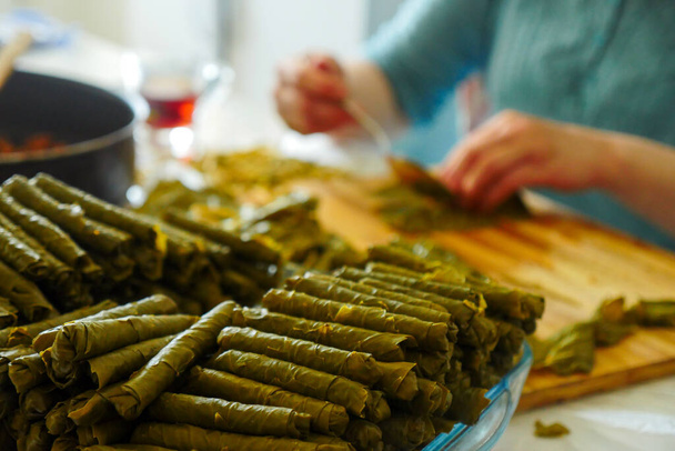 un cuoco che fa foglie ripiene, che fa foglie ripiene a casa, foglie ripiene della cucina turca, - Foto, immagini