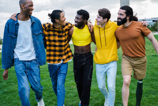 Группа молодых людей разных национальностей наслаждается гордостью на открытом воздухе - Фото, изображение