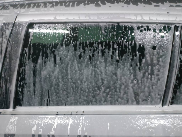 Αυτοκίνητο στο νεροχύτη. αυτοκίνητο στο foam.window. - Φωτογραφία, εικόνα
