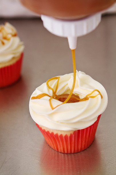 Gezouten karamel-topping op Vanille cupcake - Foto, afbeelding