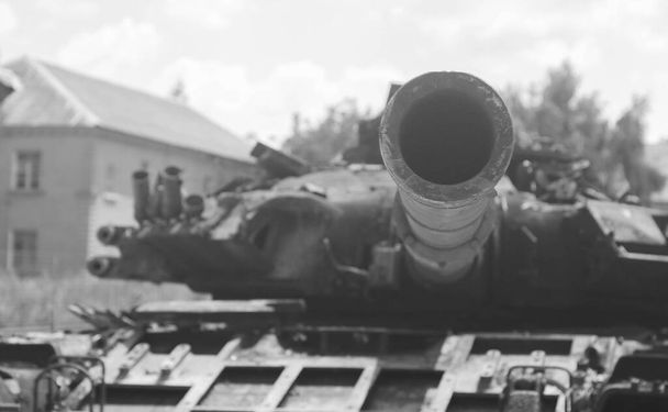 KHARKIV, UCRANIA - 27 de junio de 2022: Un tanque ruso destruido por los militares ucranianos en una calle de la ciudad - Foto, Imagen