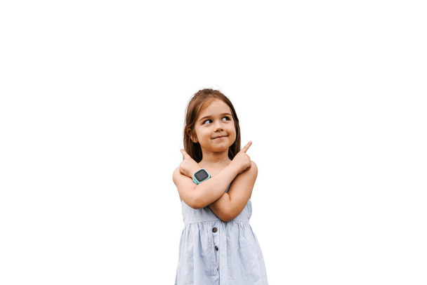 Suloinen lapsi tyttö osoittaa sormella ylös valkoisella taustalla tyhjä tila mainos. Luova idea myytävänä alennus lapsille tuotteita - Valokuva, kuva