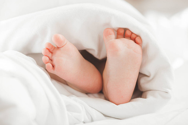 かわいい赤ちゃんの小さな足。幼児の指だ。子供の足のクローズアップ写真. - 写真・画像