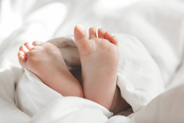 Les pieds minuscules du mignon bébé. Des doigts d'enfant. Image rapprochée des pieds de l'enfant. - Photo, image