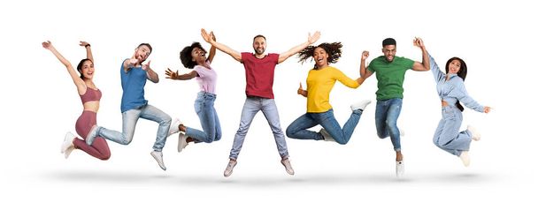 Grupo de jovens alegres multiculturais pulando sobre fundo branco, colagem criativa com vários homens e mulheres felizes milenares de diferentes etnias se divertindo juntos, Panorama - Foto, Imagem