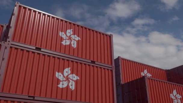 Hongkong vlag containers bevinden zich bij de container terminal. Uitvoer- of invoerconcept Hongkong. - Video