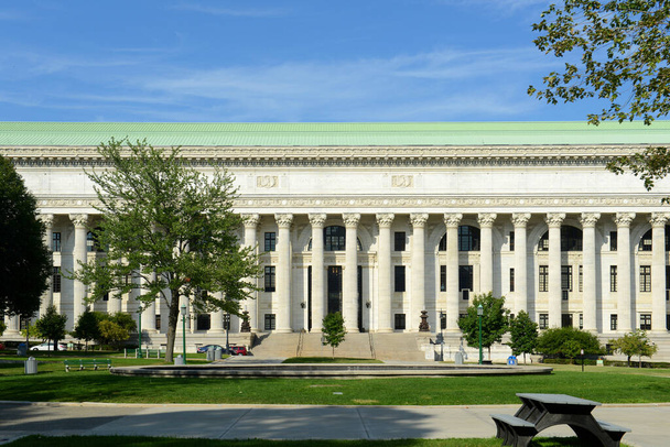 Здание департамента образования штата Нью-Йорк было построено в 1912 году в стиле fox-Arts в центре Олбани, штат Нью-Йорк, США. Это здание было включено в список национальных исторических мест в 1971 году. - Фото, изображение