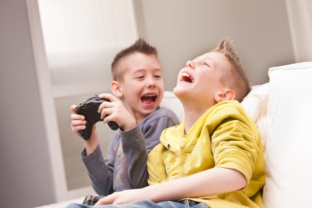 két gyerek játék video játékok - Fotó, kép