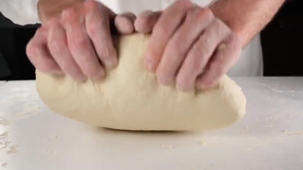 шеф-повар в белой рубашке смешивает тесто для хлеба - Кадры, видео