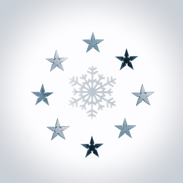 Neujahrskarte mit Schneeflocken und Sternen auf grauem Hintergrund - Foto, Bild