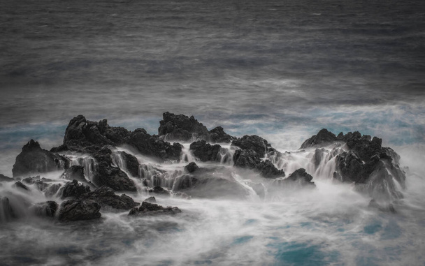 Porto Moniz - Larga exposición de rocas y olas en la costa vulcanica - hermoso paisaje de la isla de Madeira, Portugal. Octubre de 2021 - Foto, imagen