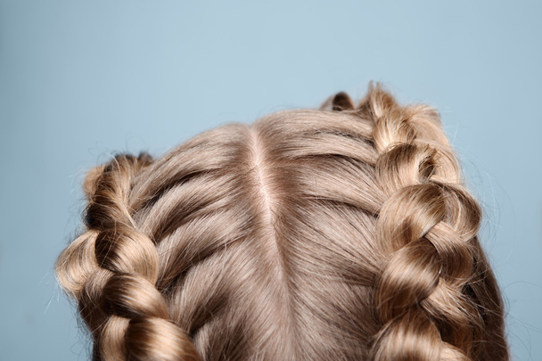 Gros plan cheveux blonds avec des nattes
 - Photo, image