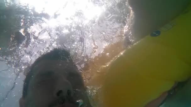 Un hombre buceando piscina submarina y soplando burbuja de aire - Imágenes, Vídeo