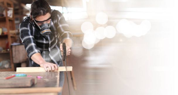 Carpintero trabajando en máquinas de carpintería en carpintería. trabaja en una carpintería o almacén  - Foto, imagen