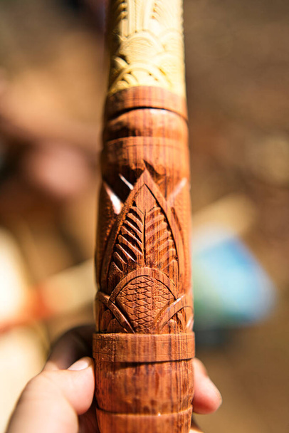 Close-up da escultura em um cachimbo ou sumpit feito pelos povos indígenas - Foto, Imagem
