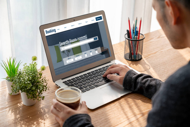 Online szállodafoglalási weboldal modish foglalási rendszer. Utazástechnológiai koncepció . - Fotó, kép