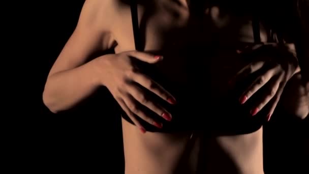 Sexy morena mujer en sujetador negro y jeans bailando en la oscuridad
 - Metraje, vídeo