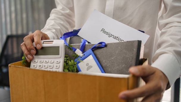 Concepto de renuncia, Embalaje de empleados masculinos pertenencia personal y carta de renuncia en la caja. - Foto, Imagen
