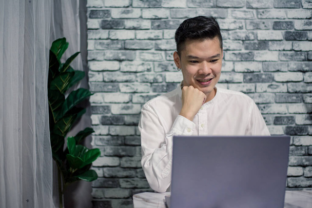 Retrato de hombre de negocios feliz que trabaja en casa con el ordenador portátil en el escritorio - Foto, Imagen